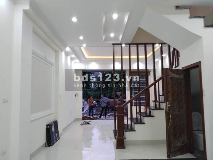 Bán nhà mới gần phố Nguyễn Văn Cừ, Long Biên, dt 35m2, 5 tầng giá 3.3 tỷ, lhcc