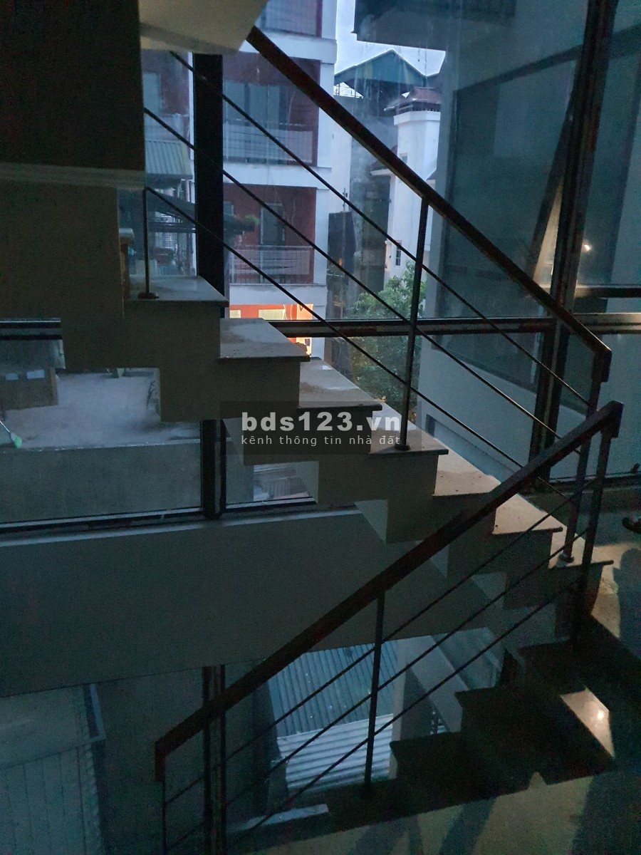 Bán toà nhà mới 9 tầng, kiến trúc đẹp, giá 76.6 tỷ, 100% chính chủ, view hồ, ô to lớn