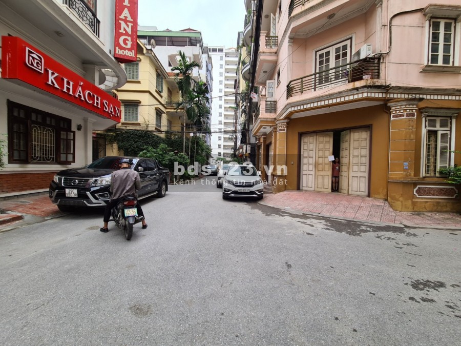 Cho thuê nhà nguyên căn Phố Đặng Thùy Trâm: DT40mx4T, MT4.6m, lô góc, giá 16tr