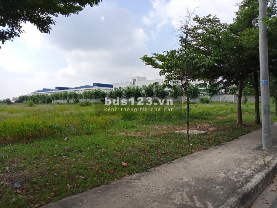 Chính chủ bán nhanh lô đất 350m2, giá chỉ 3,xtr/m2. Sổ sẵn, sang tên công chứng liền.
