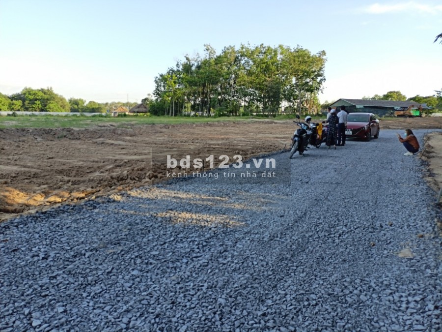 Chính chủ bán nhanh lô đất 350m2, giá chỉ 3,xtr/m2. Sổ sẵn, sang tên công chứng liền.