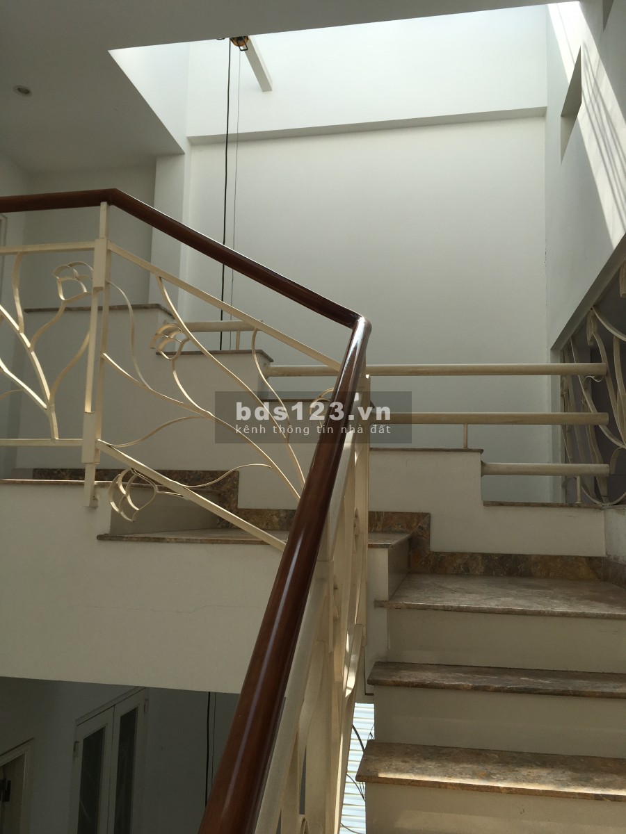 Cho thuê nhà nguyên căn đường Lý Phục Man, Quận 7, giá 18 triệu/tháng