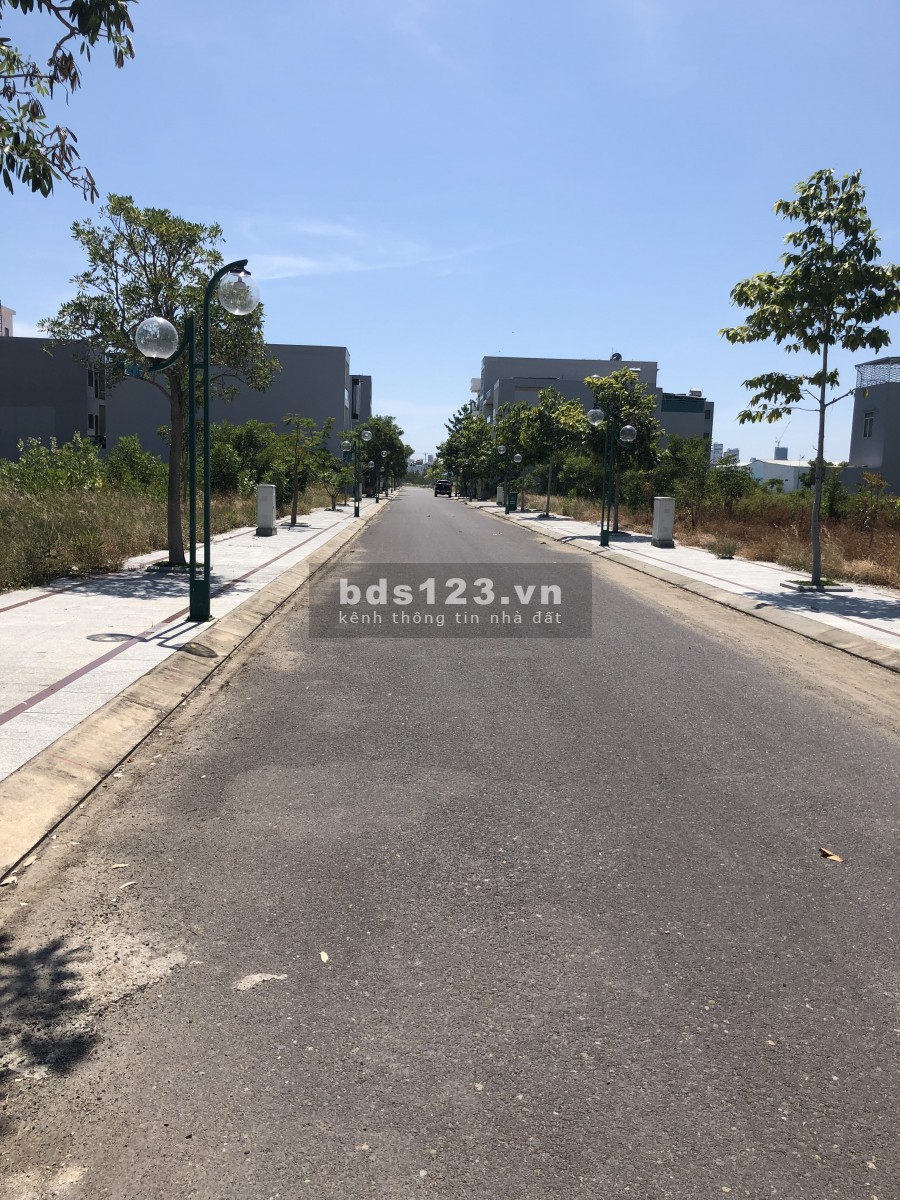 Đất block A4 dự án khu đô thị Hoàng Long, gián bán 28 triệu/m2, đường trước lớn