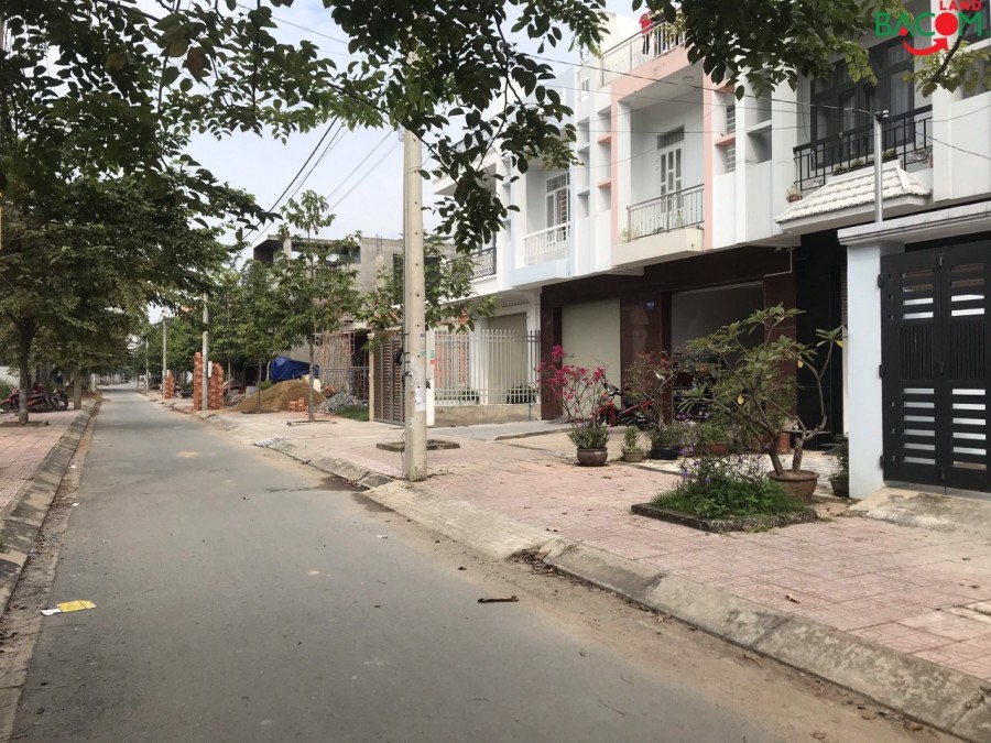 Bán lô đất đẹp ngay Song Ngữ Lạc Hồng P.Bửu Long 100% thổ cư giá chỉ 3 tỷ 50
