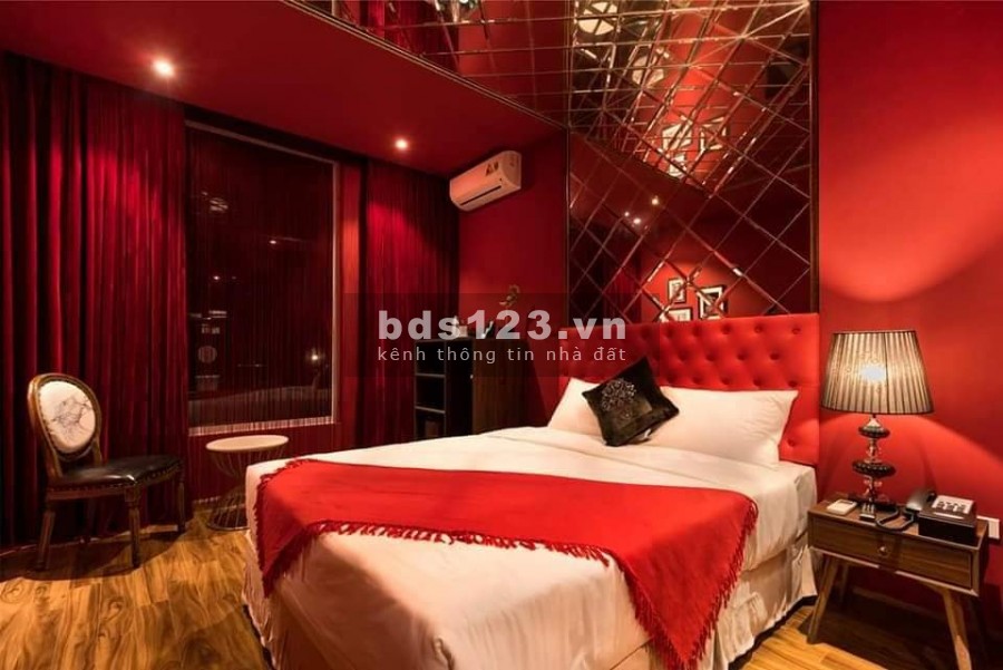 Bán gấp Khách sạn 5*, dt 160m2 5 tầng, mt 10m, Thang máy khu Vip Trùng Kính, Cầu Giấy