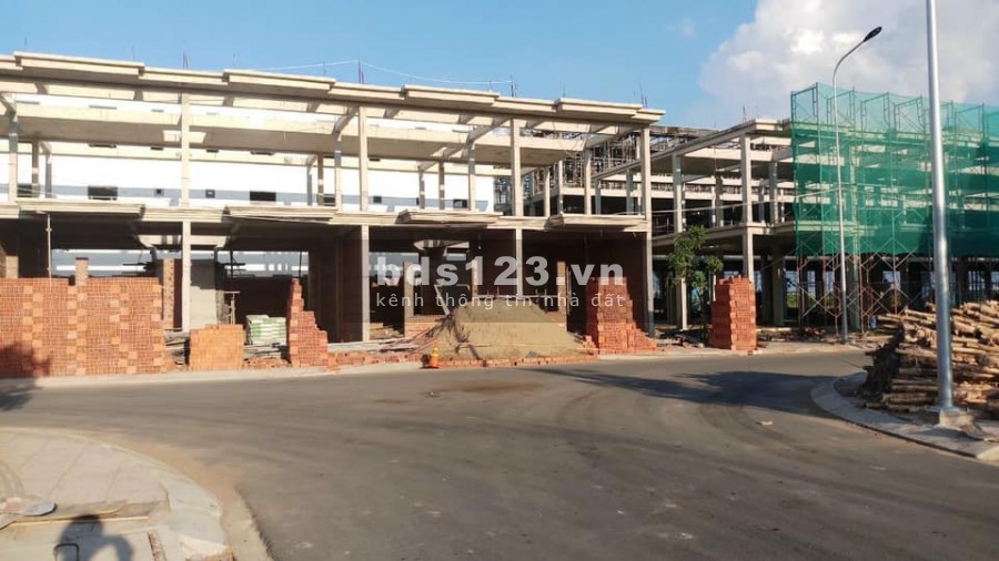 Cần bán gấp đất nền 100m2 . nhiều ưu đãi trong tháng 7, giá bán 2.7 tỷ, lhcc