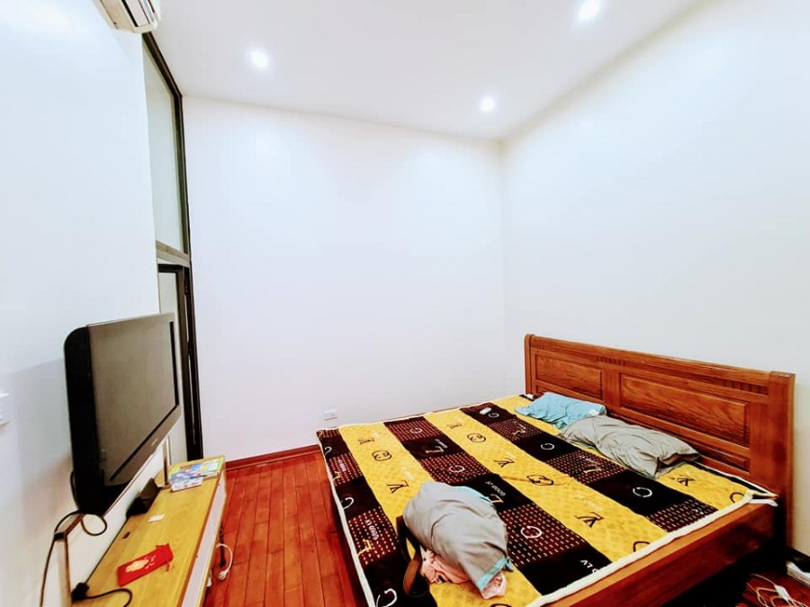 Chính chủ bán nhà Hoàng Mai 37m 5tầng 3.45tỷ nhà tự xây khu vực đông đúc 10m ra phố.