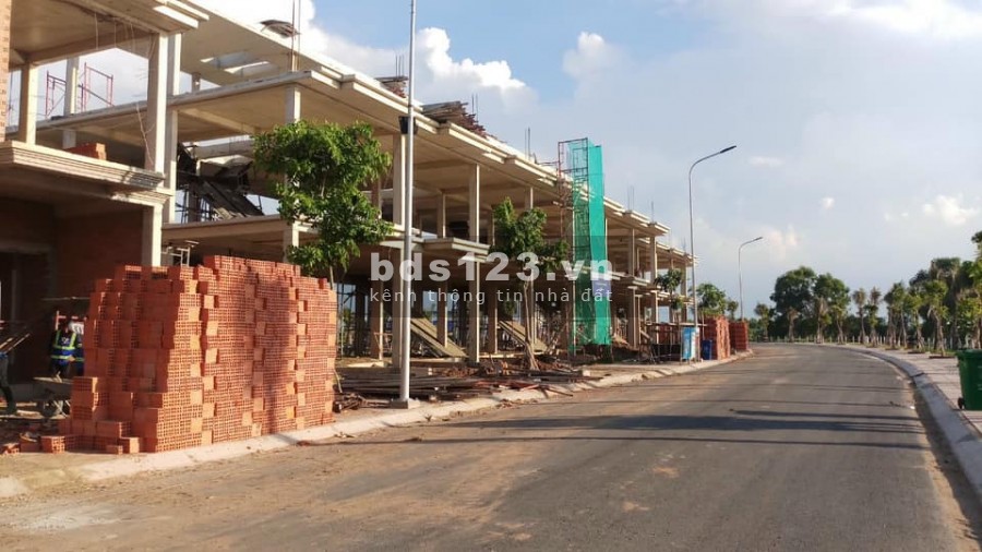 Cần bán gấp đất nền 100m2 . nhiều ưu đãi trong tháng 7, giá bán 2.7 tỷ, lhcc