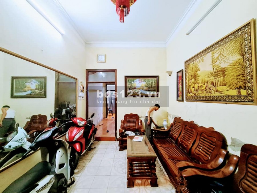 Bán nhà siêu rẻ có nhà đẹp, phố Cát Linh, 6 tầng, giá 2.25 tỷ, gần đường ô tô
