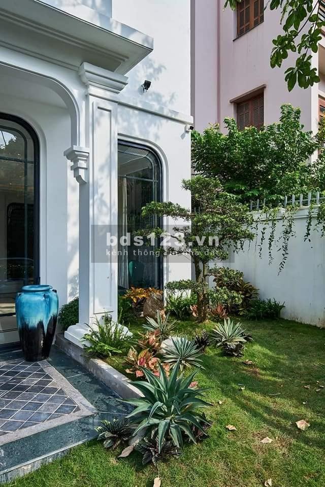 Bán gấp Khách sạn 5*, dt 160m2 5 tầng, mt 10m, Thang máy khu Vip Trùng Kính, Cầu Giấy