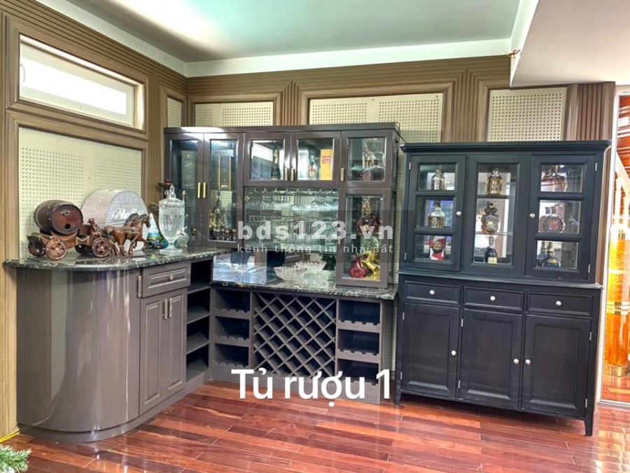 Bán biệt thự phố Nguyễn Văn Cừ dt 366m2, mt 13.9m, tặng nội thất ngoại nhập