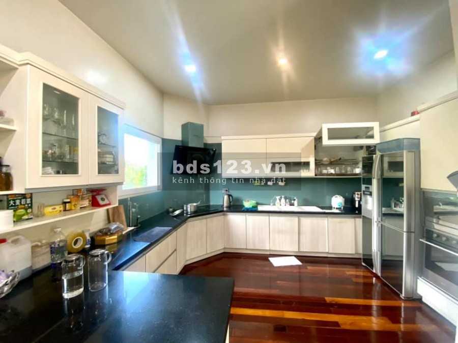 Bán biệt thự phố Nguyễn Văn Cừ dt 366m2, mt 13.9m, tặng nội thất ngoại nhập