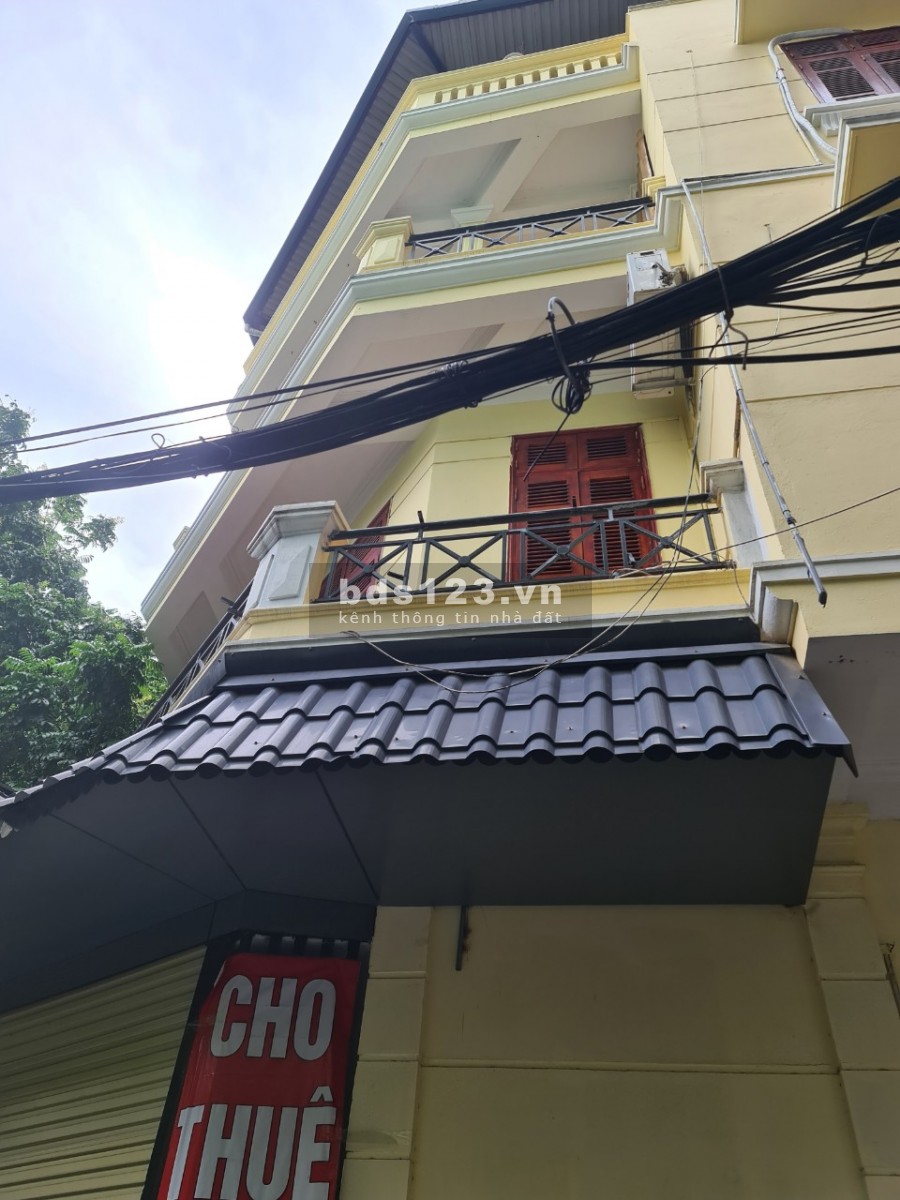 Cho thuê nhà làm văn phòng Phố Trần Quốc Hoàn, ô tô đỗ cửa, DT70x4 tầng