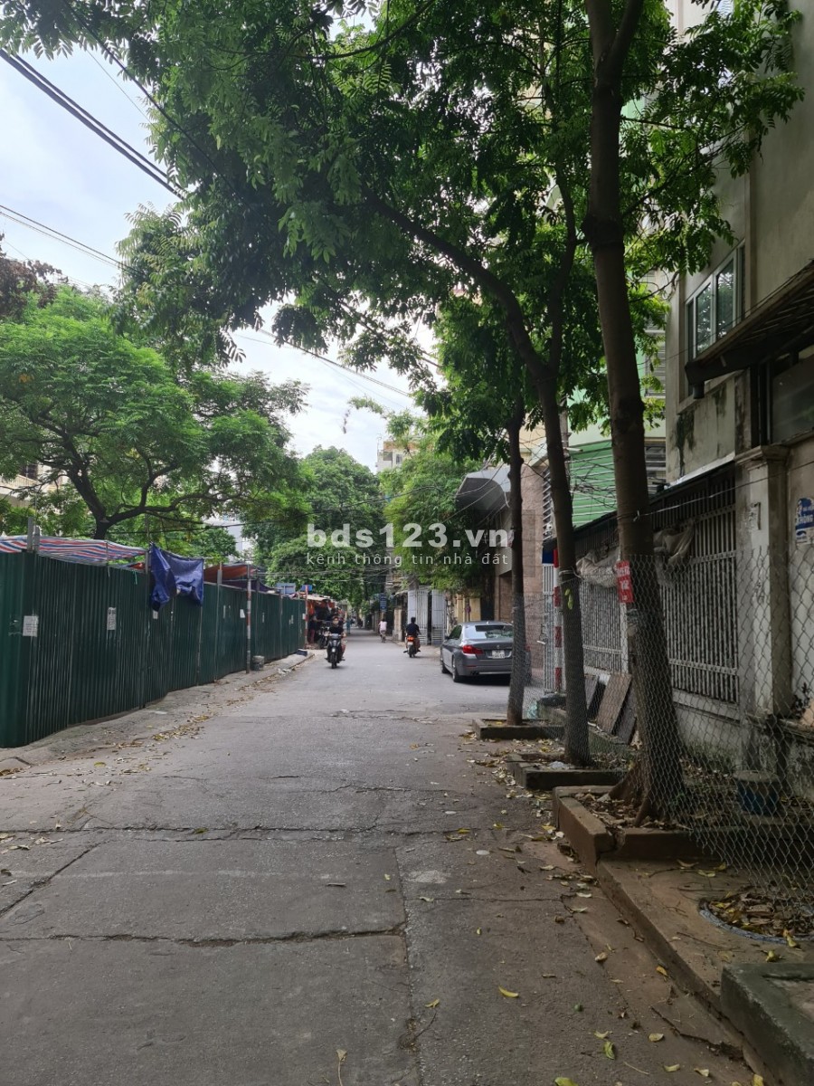 Cho thuê nhà làm văn phòng Phố Trần Quốc Hoàn, ô tô đỗ cửa, DT70x4 tầng