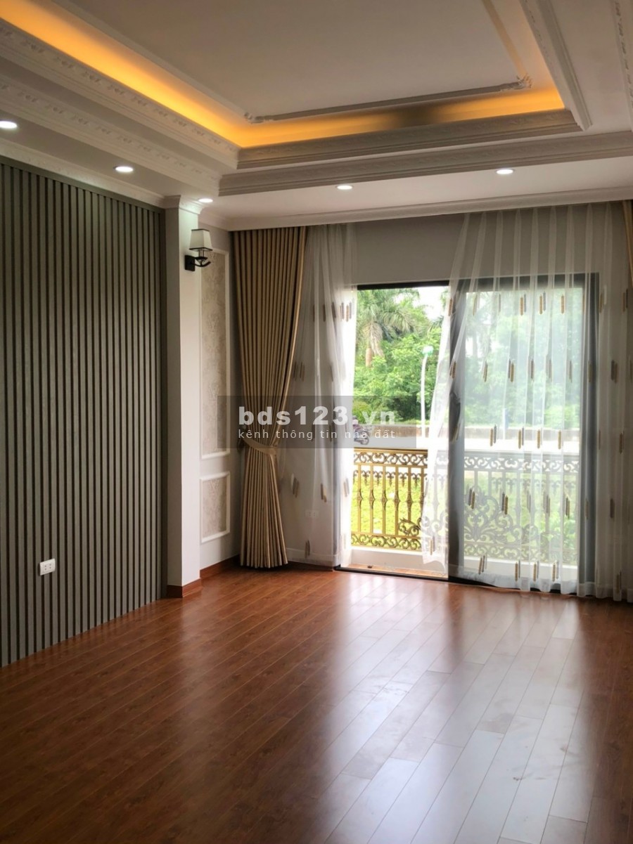 Bán nhà nguyên căn trung tâm Quận Long Biên, dt 34m2, đúc 5 tầng, giá bán 3.55 tỷ