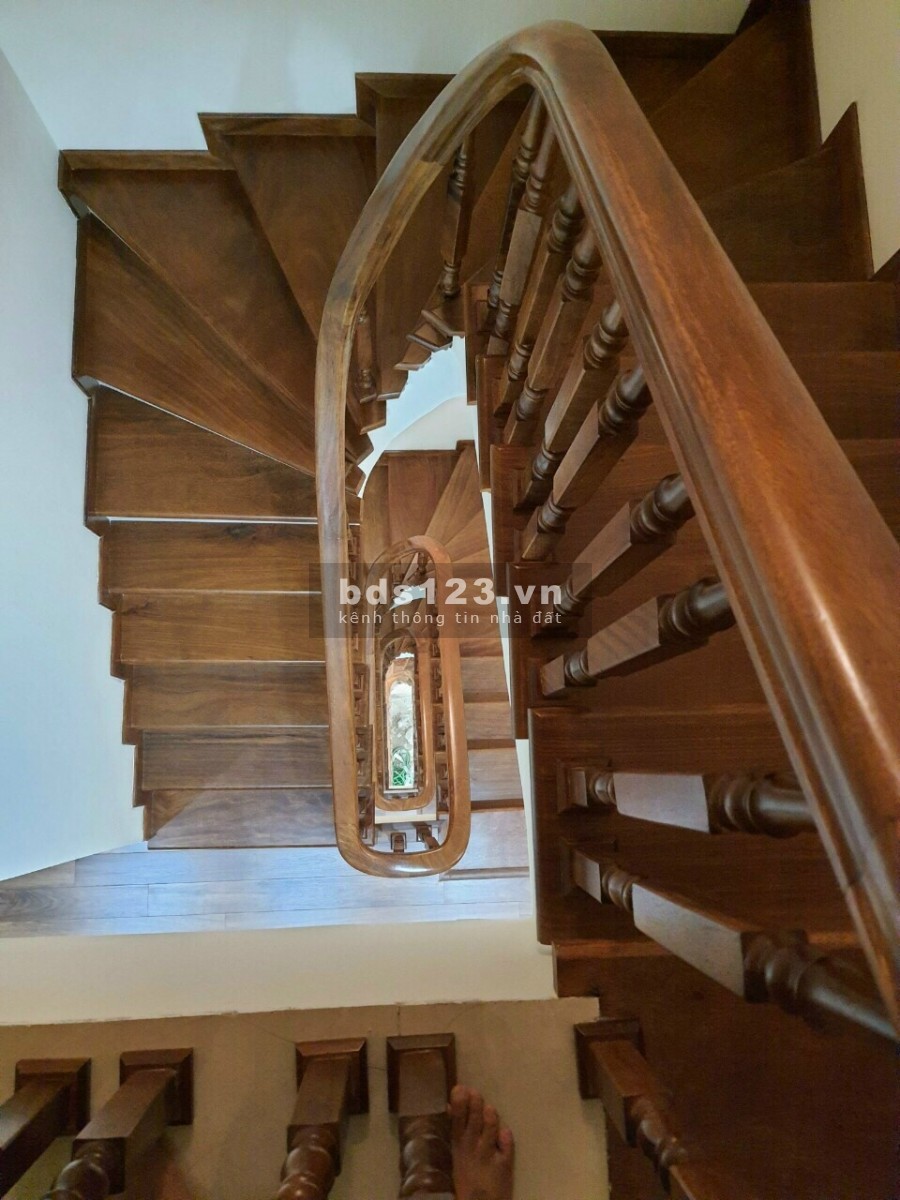 Bán nhà nguyên căn trung tâm Quận Long Biên, dt 34m2, đúc 5 tầng, giá bán 3.55 tỷ