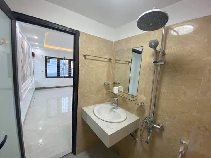 Bán nhà chia lô Trương Định, dt 40m2, 5 tầng đúc, giá 4 phòng ngủ đầy đủ tiện ích, chỉ 3.8 tỷ.