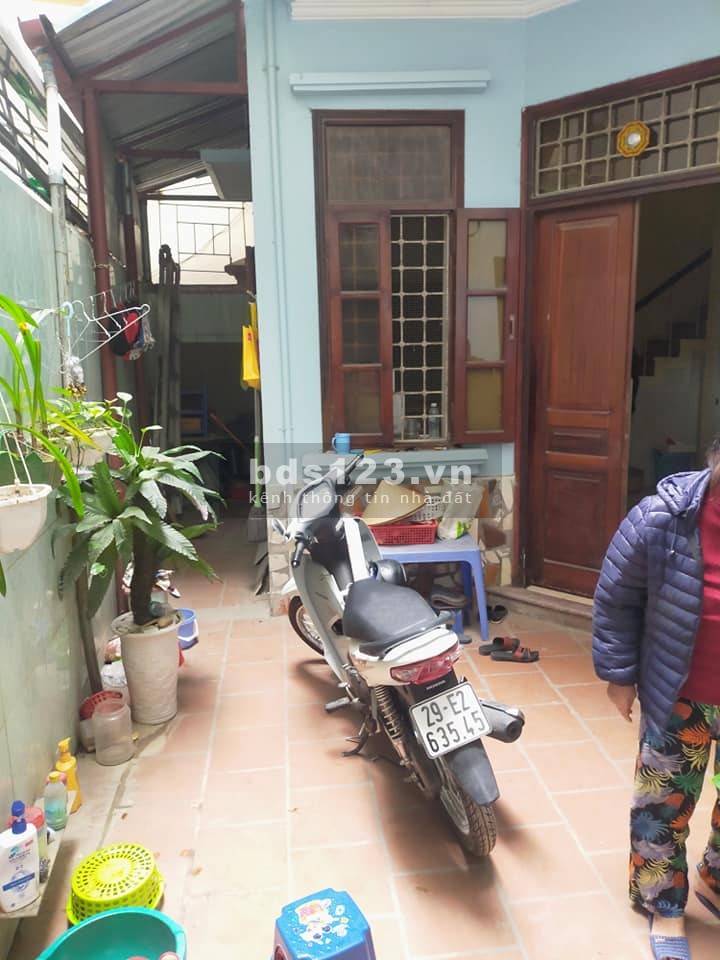 Bán nhà ngõ 89 Lạc Long Quân, dt 62m2, 3 tầng, có sân vườn, gần ô tô chào 3.9 tỷ