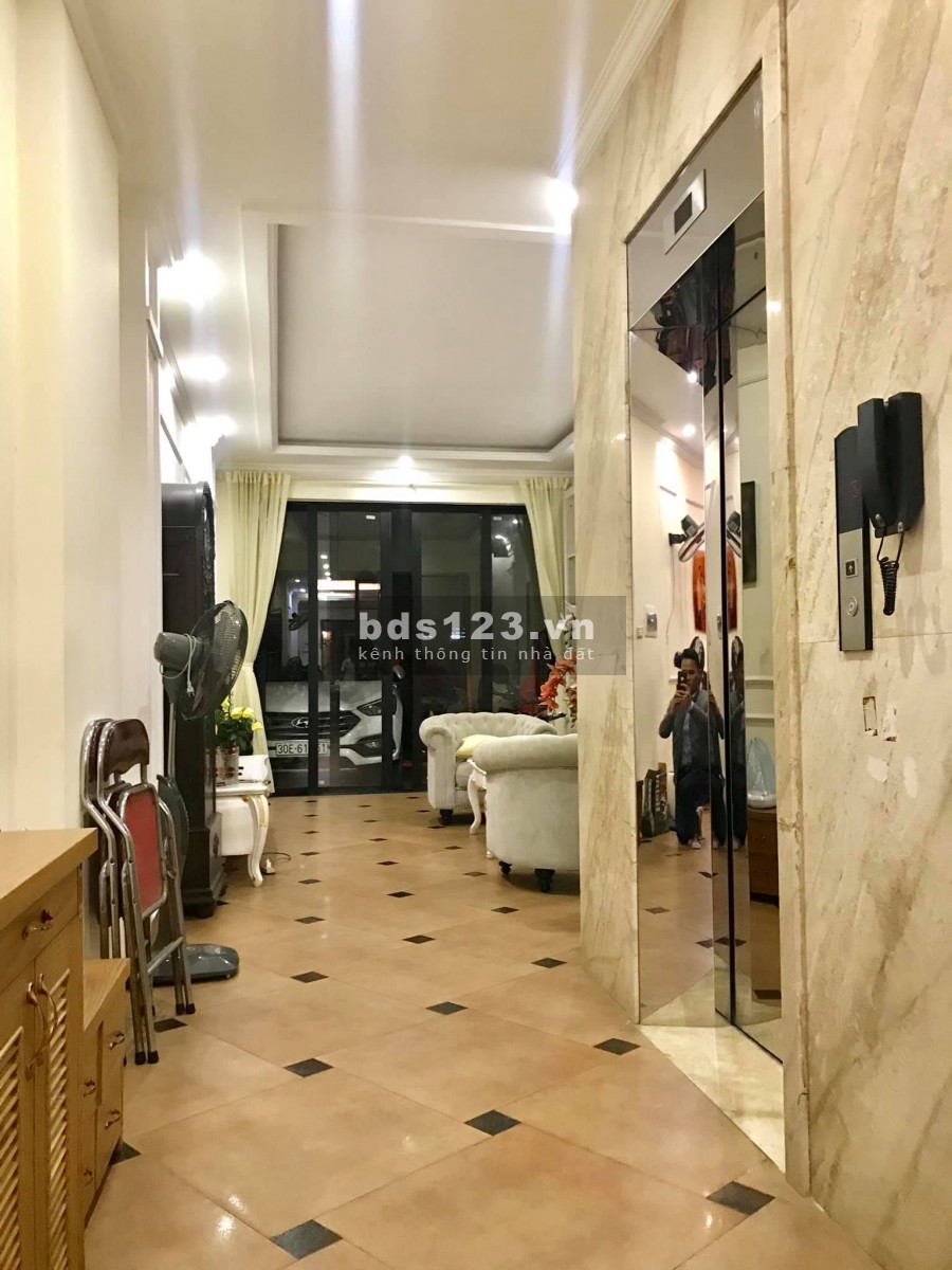 Nhà Hoàng Quốc Việt mặt ngõ oto tránh gara 7 chỗ 6 tầng thang máy giá 12 tỷ