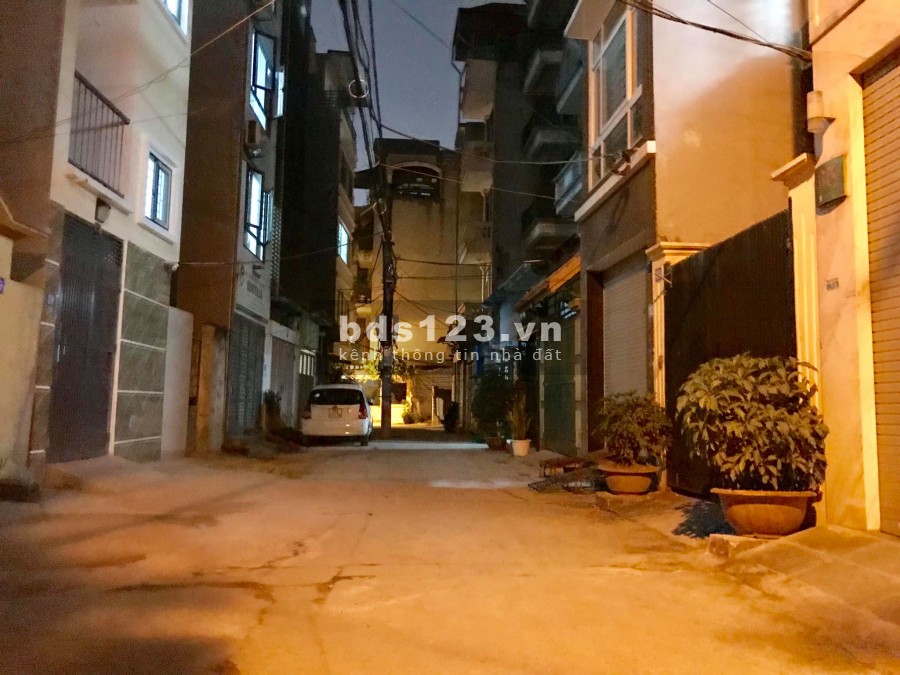 Nhà Hoàng Quốc Việt mặt ngõ oto tránh gara 7 chỗ 6 tầng thang máy giá 12 tỷ