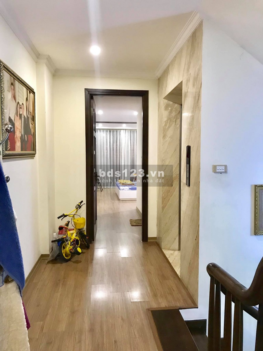 Nhà Hoàng Quốc Việt mặt ngõ oto tránh gara 7 chỗ 6 tầng thang máy giá 12 tỷ