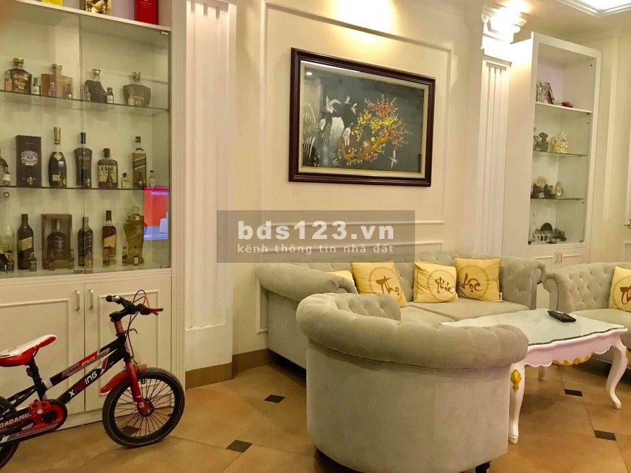 Nhà Hoàng Quốc Việt mặt ngõ oto tránh gara 7 chỗ 6 tầng thang máy giá 12 tỷ