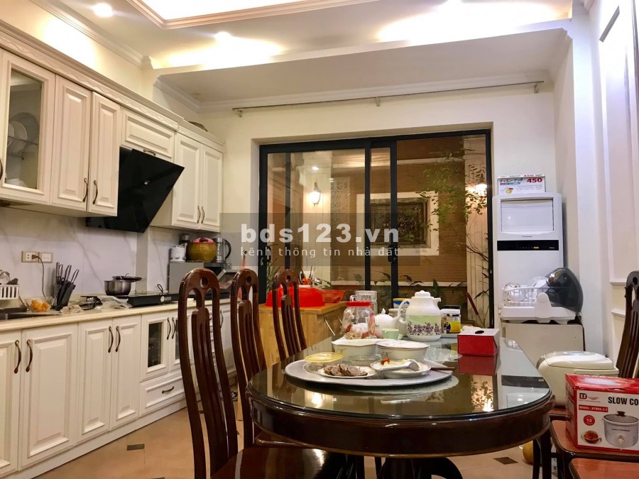 Nhà Hoàng Quốc Việt mặt ngõ oto tránh gara 7 chỗ 6 tầng thang máy giá 12 tỷ