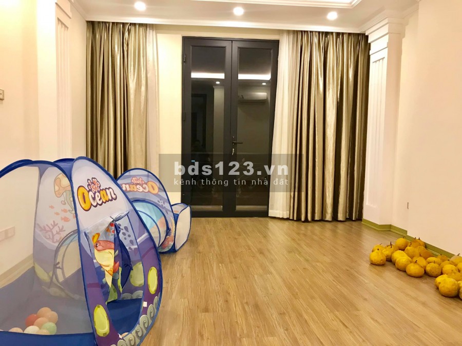 Nhà Hoàng Quốc Việt mặt ngõ oto tránh gara 7 chỗ 6 tầng thang máy giá 12 tỷ