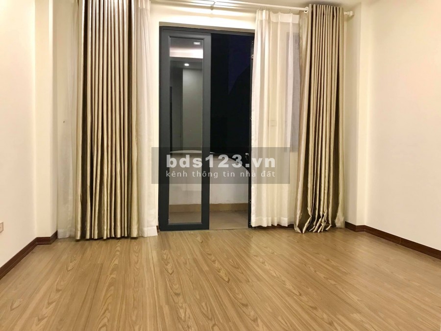 Nhà Hoàng Quốc Việt mặt ngõ oto tránh gara 7 chỗ 6 tầng thang máy giá 12 tỷ