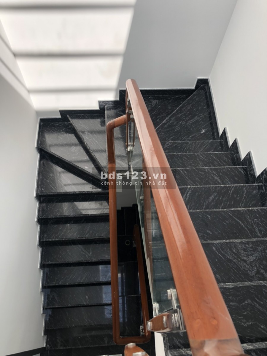 Bán nhà 1 trệt 1 lầu mặt tiền đường Lê Văn Lương giá 3 tỷ