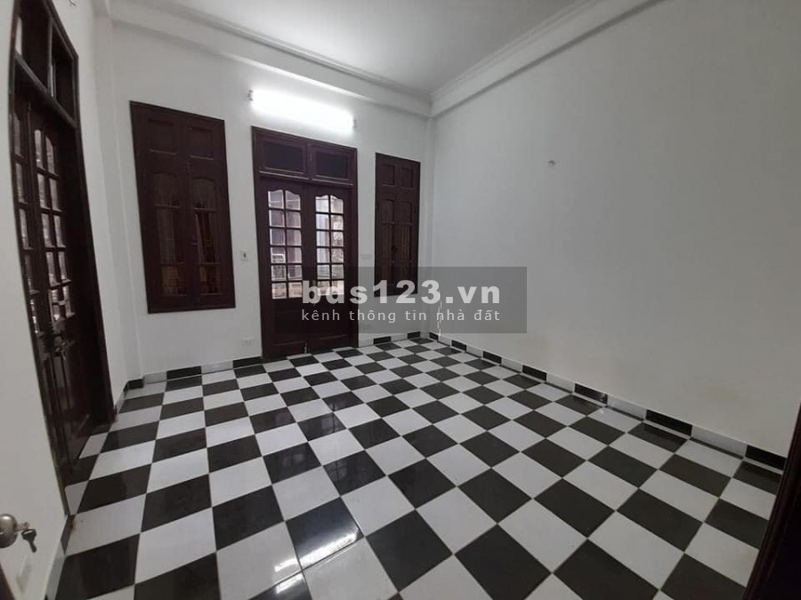 Bán nhà Âu Cơ diện tích 57m2, nhà xây 5 tầng mới koong, giá 6,3 tỷ.