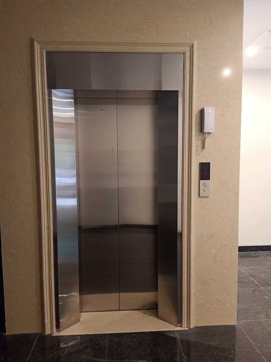 Lạc Long Quân, OTO đỗ ngày đêm cực phẩm- DT60m2 7 Tầng MT 5m 14 tỷ 7