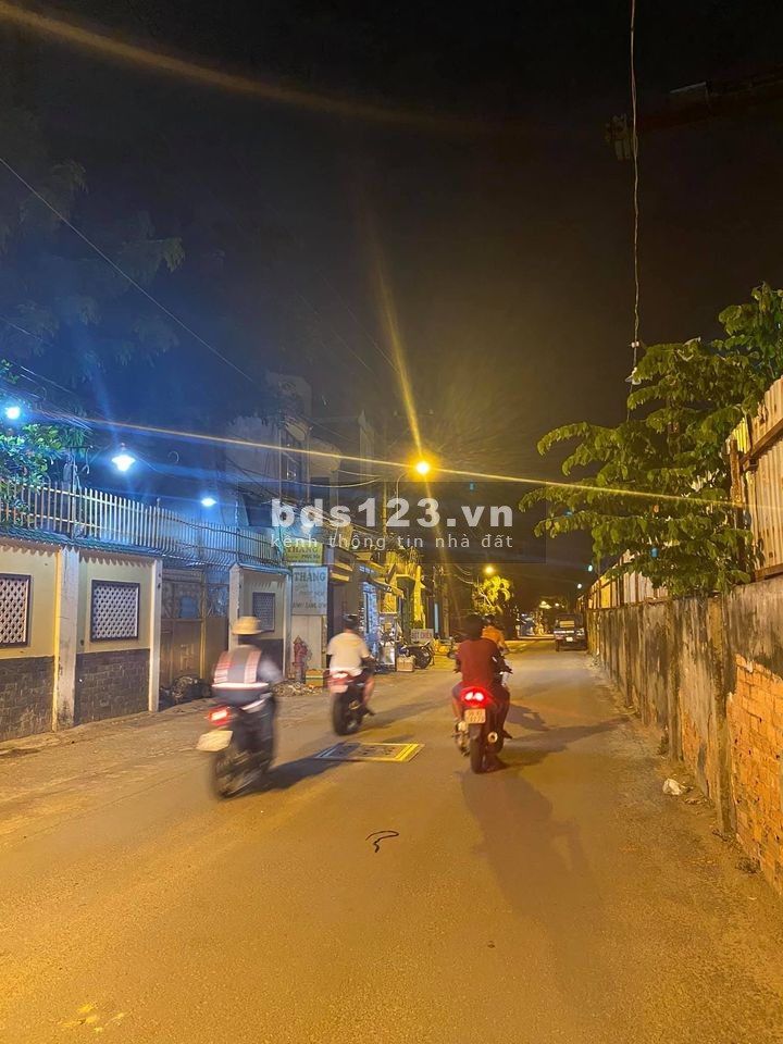 Bán gấp nhà hẻm xe hơi Phan Huy Ích, sân siêu rộng, cổng riêng an ninh