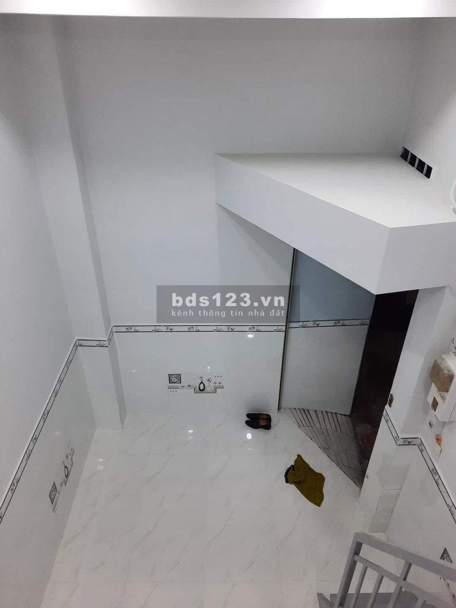 Nhà Giá Rẻ Lạc Long Quân, Tân Bình dt 21m2, 3 tầng thông giá chỉ 2.3 tỷ