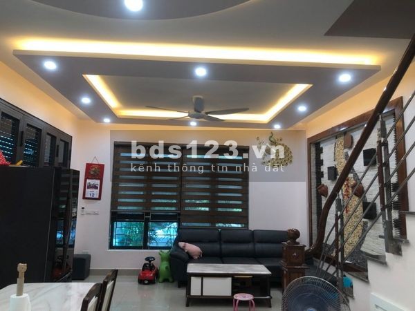 Bán nhà nhỉnh 4 tỷ, ô tô ra vào tránh nhau thoải mái, 2 mặt thoáng vĩnh viễn