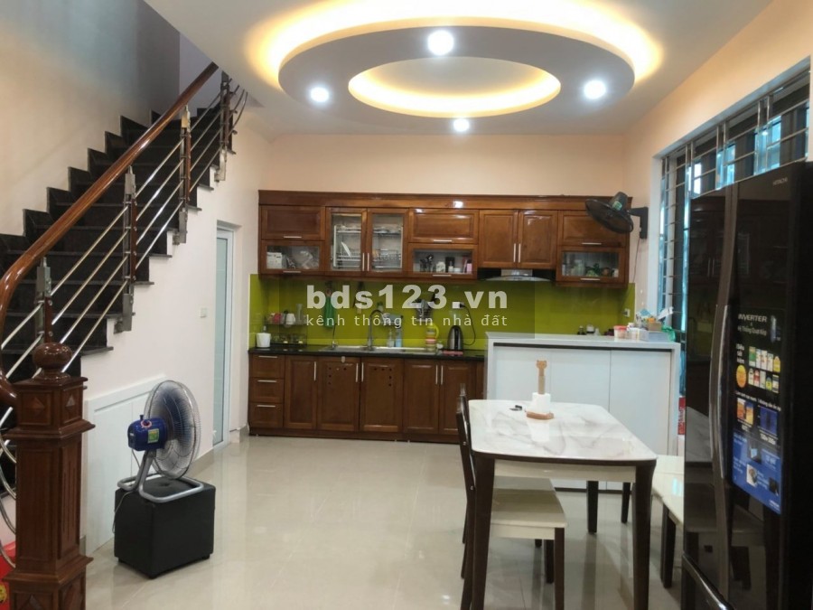 Bán nhà nhỉnh 4 tỷ, ô tô ra vào tránh nhau thoải mái, 2 mặt thoáng vĩnh viễn