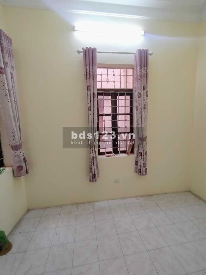 Bán nhà ngõ 89 Lạc Long Quân, dt 62m2, 3 tầng, có sân vườn, gần ô tô chào 3.9 tỷ