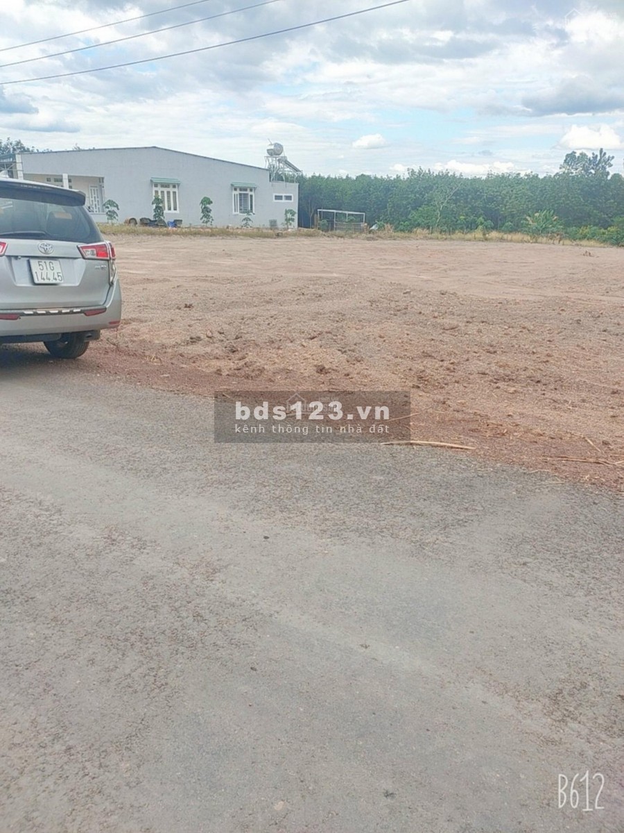 Cần vốn mở nhà hàng, bán hết mảnh đất 9800m2, ngay trung tâm thị xã, giá 168 triệu/sào