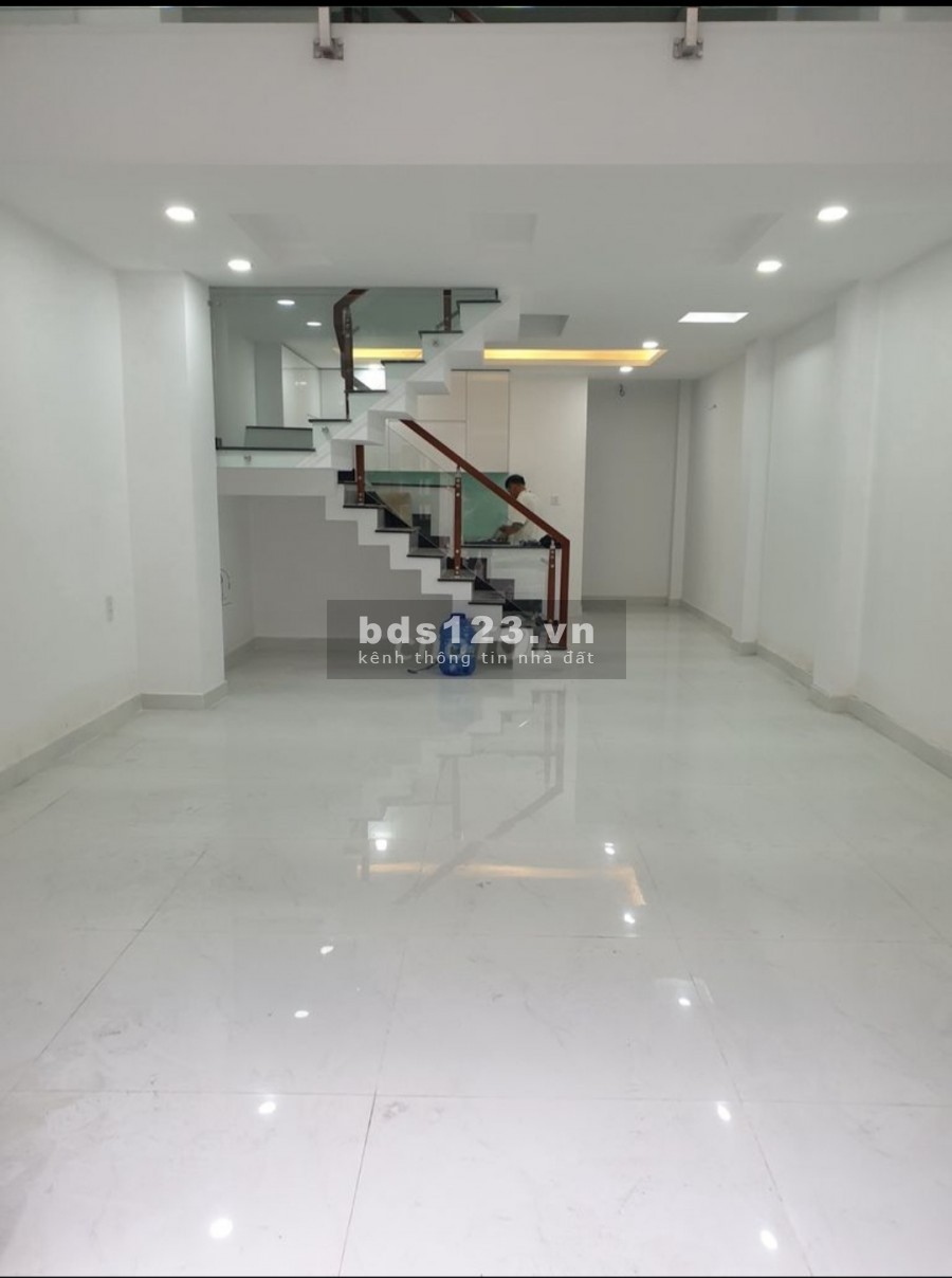Cho thuê nhà nguyên căn 4.3×12m, 2 lầu Tô Ngọc Vân, Thạnh Xuân, Quận 12. Sân ô tô