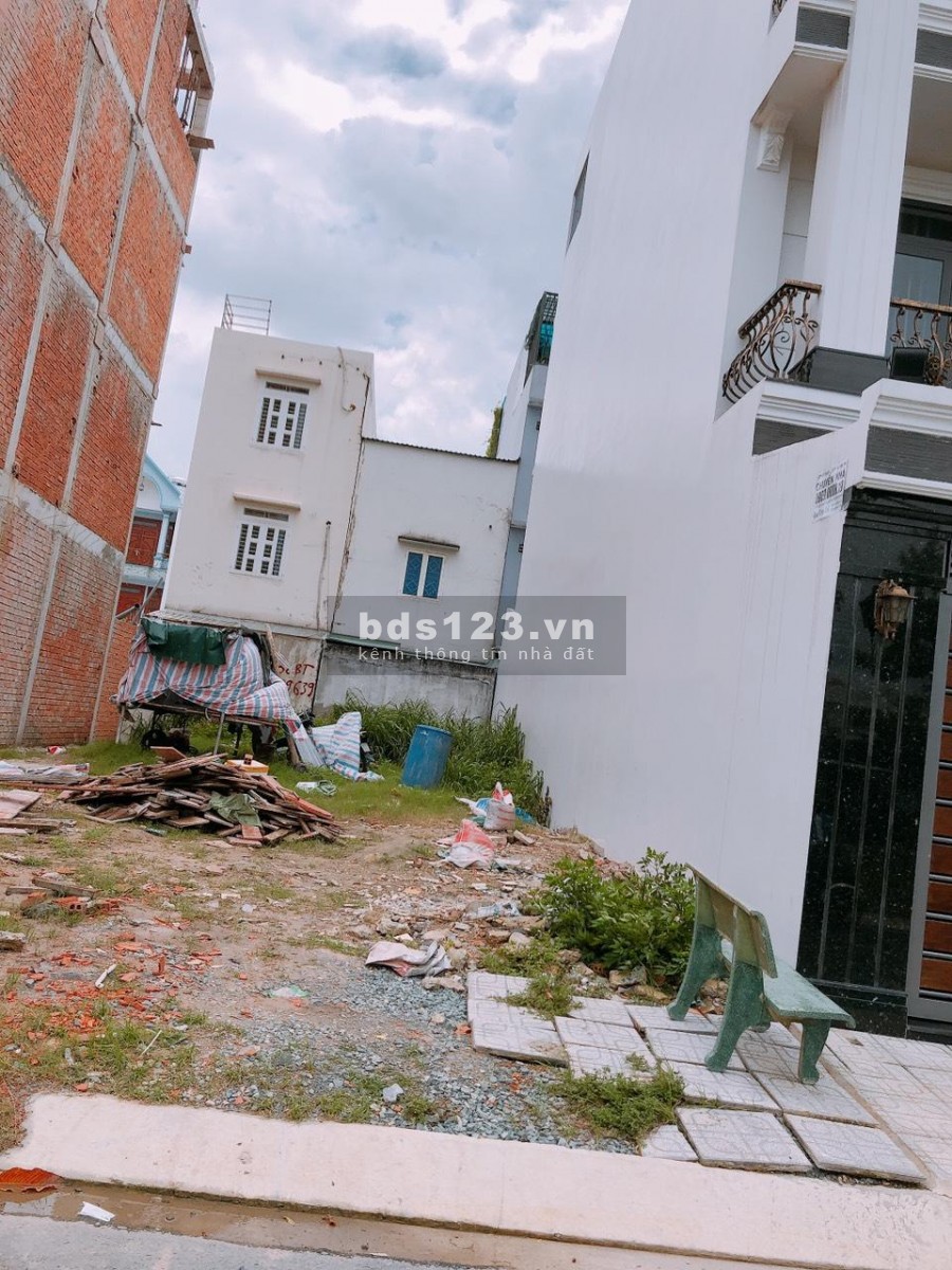 Cần tiền duy trì kinh doanh bán gấp lô đất 95m2 thổ cư xã Lê Minh Xuân sổ hồng riêng giá 1tỷ350