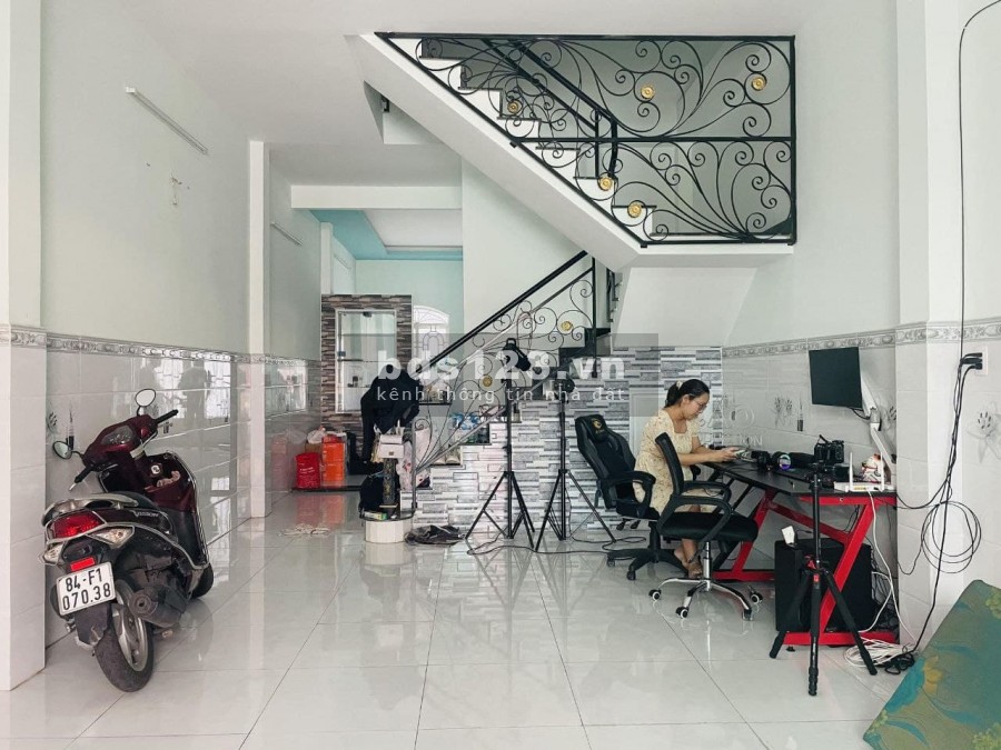 Nhà mặt tiền giá hẻm, diện tích 75m2, Tân Quý Tân Phú,chỉ 7.65 tỷ