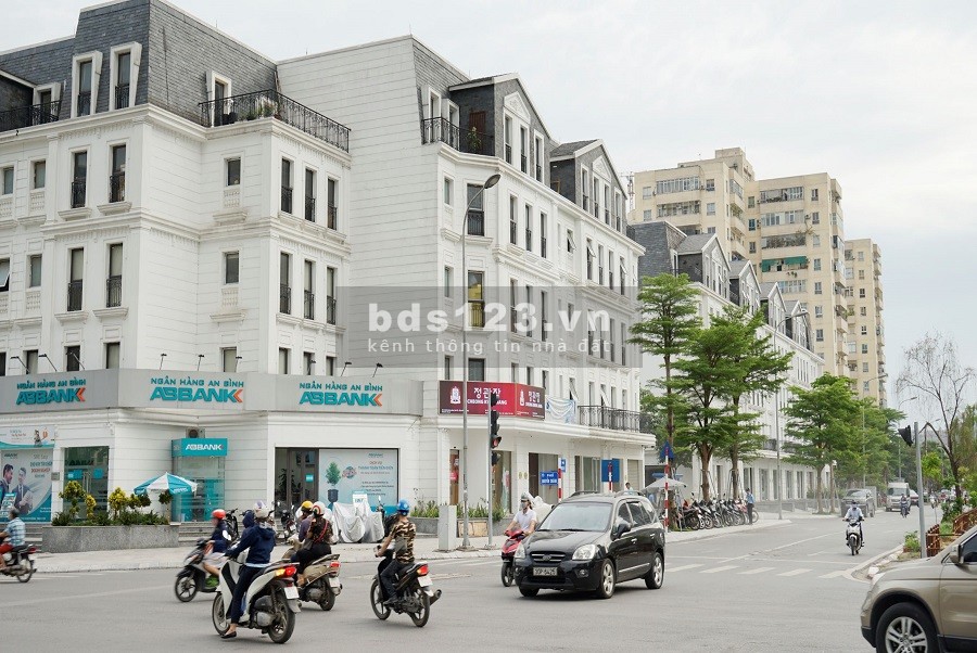 Cho thuê Shophouse Cầu Giấy căn 5 tầng diện tích 400m2, 50 triệu/tháng