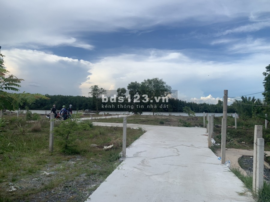 Bán lô đất 668m2 mặt sông Soài Rạp, cách đường Long Hậu - Tân Tập 1km thuộc Long An