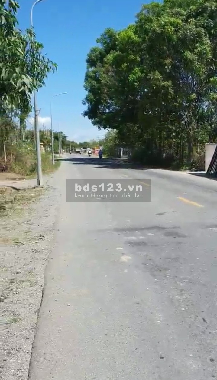 Bán lô đất sát hồ Marina Châu Pha diện tíchn 5x25 100m2 thổ cư, đường nhựa