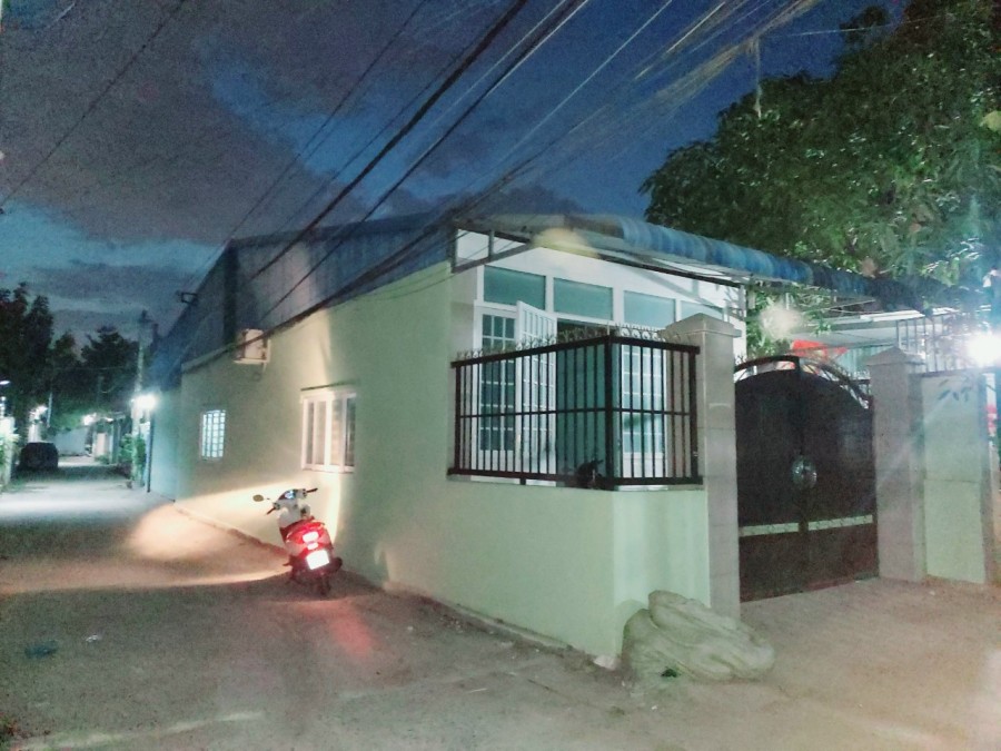 Bán gấp nhà cấp 4, 2 mt, dt 100m2, phường Tân Phong, giảm giá ngay 250 triệu