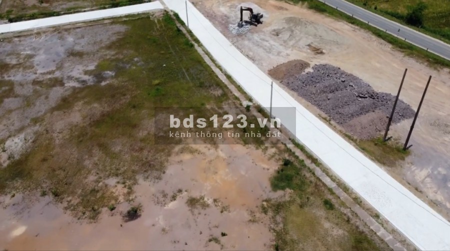 Bán siêu phẩm đất NỀN dịch vụ mặt đường Hồ Chí Minh, gần khu công nghiệp