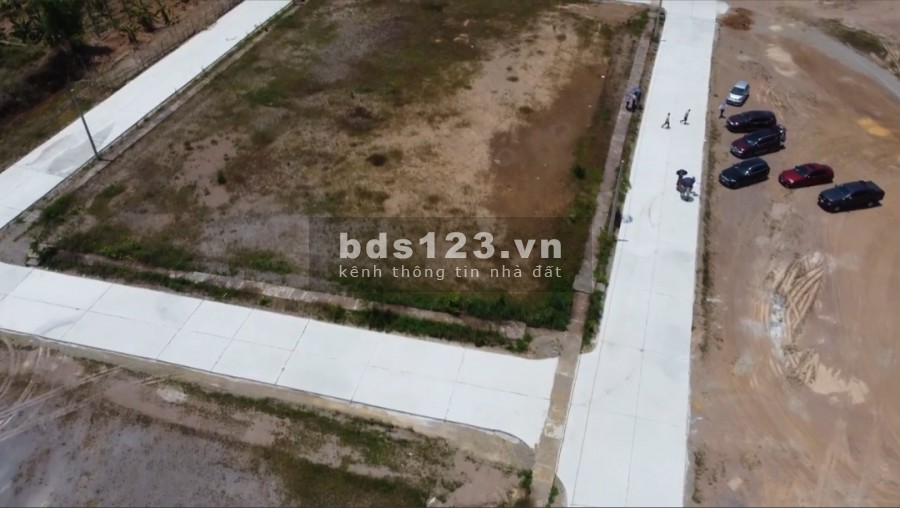 Bán siêu phẩm đất NỀN dịch vụ mặt đường Hồ Chí Minh, gần khu công nghiệp