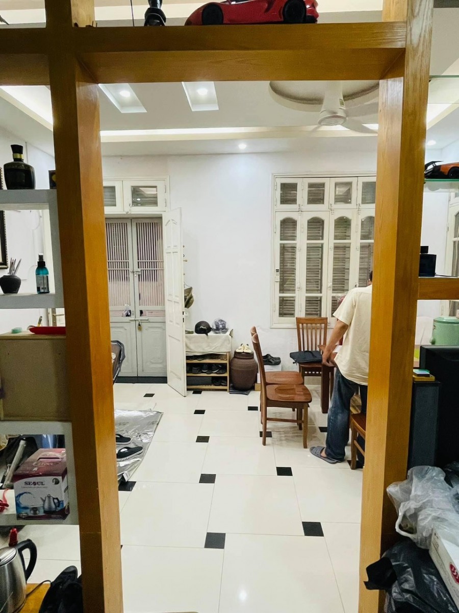 Nhỉnh 4 tỷ, dt 36m2, 5 tầng, mt 5.2, 3 pn, lô góc Trần Hữu Tước, ô tô, 10m ra phố