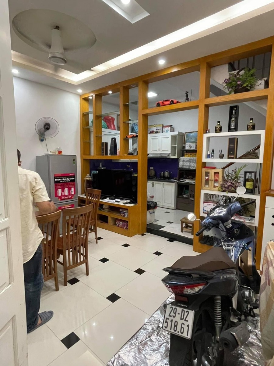 Nhỉnh 4 tỷ, dt 36m2, 5 tầng, mt 5.2, 3 pn, lô góc Trần Hữu Tước, ô tô, 10m ra phố