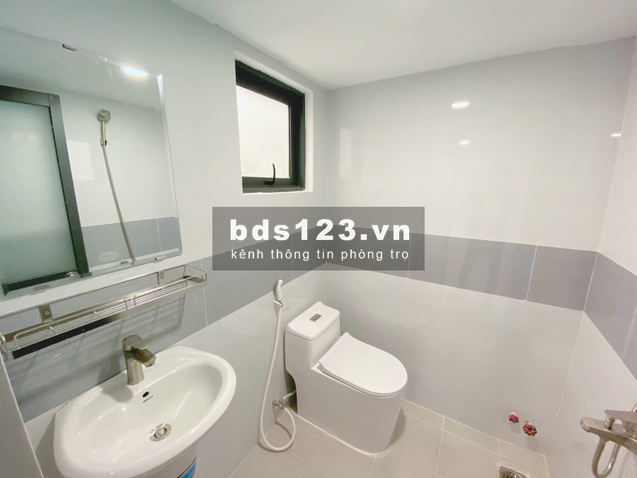 Phòng ban công ngay Phan Huy Ích, giờ giấc tự do, giá 3.1 triệu/tháng, lhcc